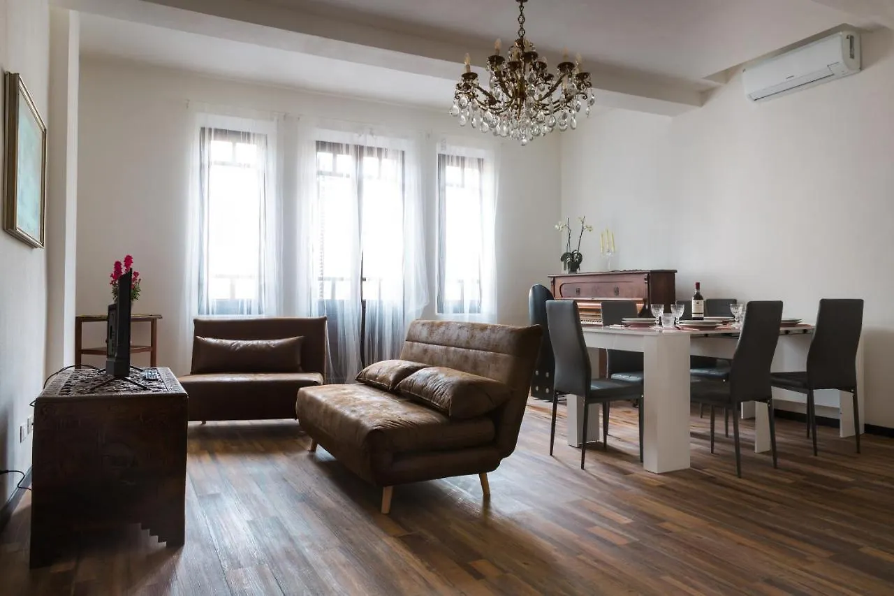 Parco Ducale Elegant Apartment con Balcone Parma 0*,  Italia